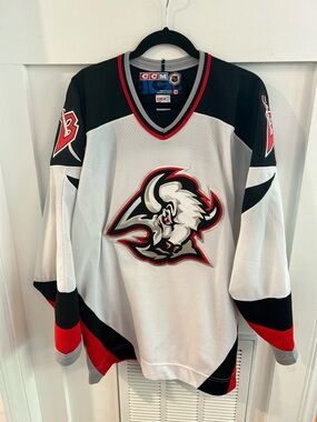 CCM Buffalo Sabres Goathead Vintage NHL Jersey White Black Red Size XL